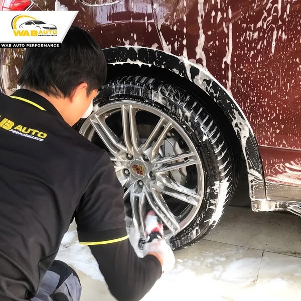 dich-vu-ve-sinh-mam-lop-xe-porsche-cayenne-wab-auto-performance