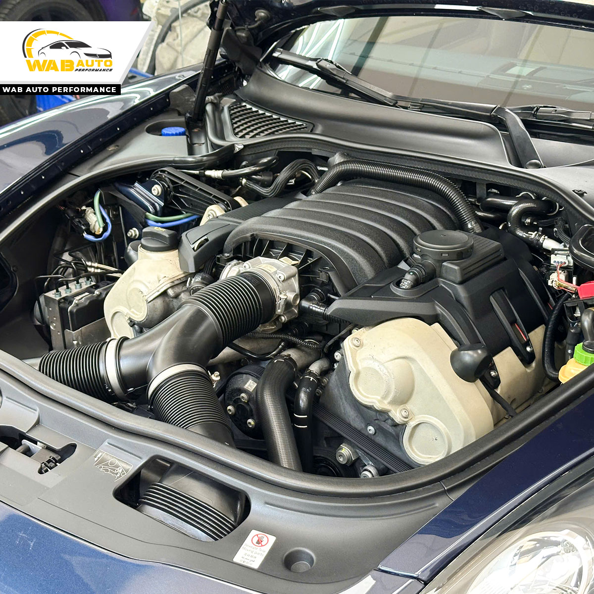 ve-sinh-khoang-dong-co-porsche-panamera-wab-auto-performance