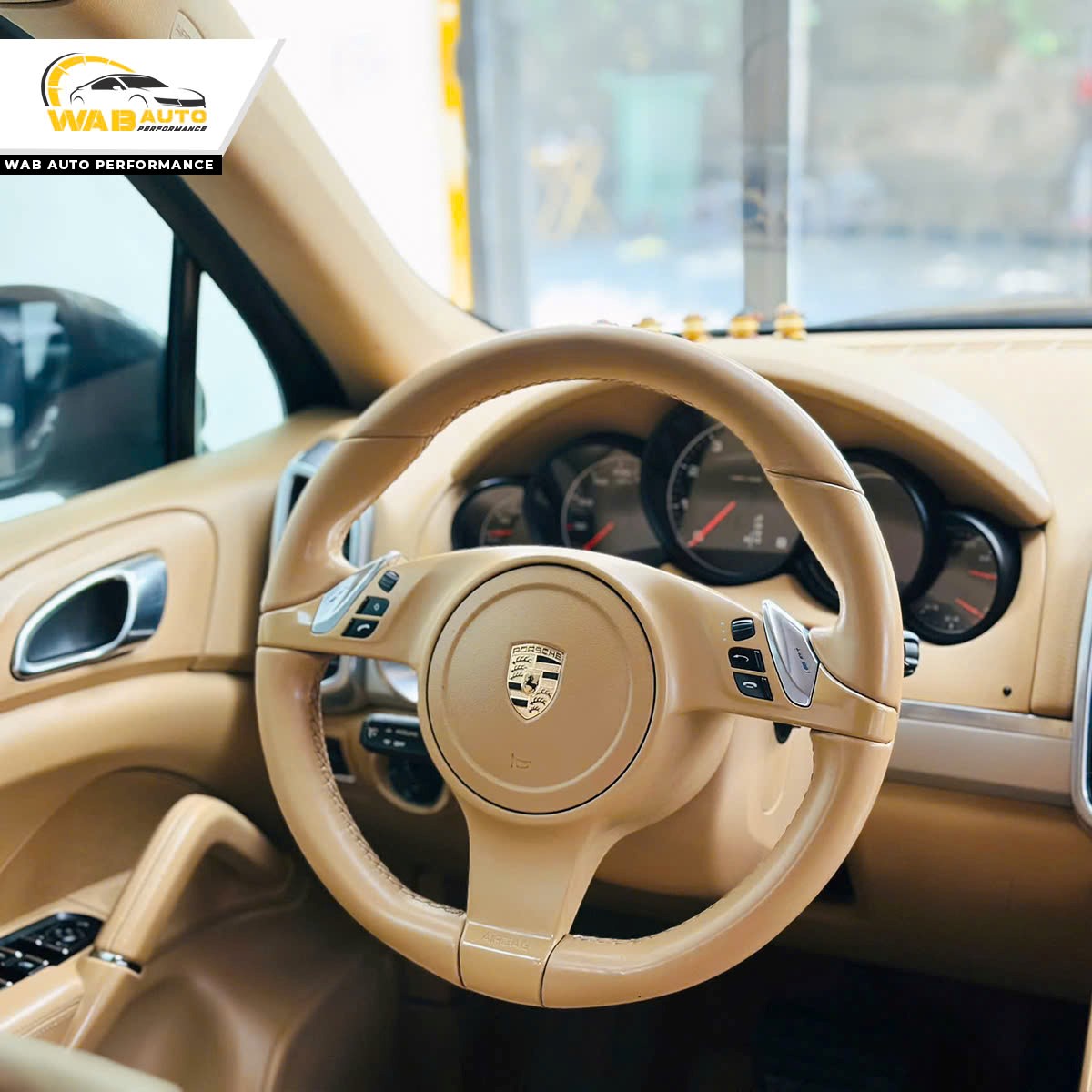 ve-sinh-noi-that-chi-tiet-vo-lang-porsche-cayenne-wab-auto-performance