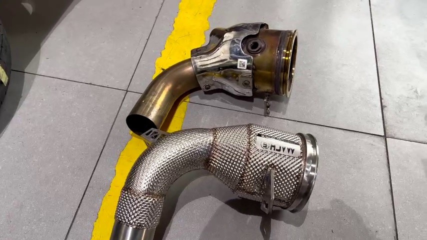 Downpipe Mach 5 zero cell dành cho dòng xe Porsche 911 được thiết kế phù hợp lắp đặt zin nguyên bản theo xe, không cần độ chế cắt xẻ.