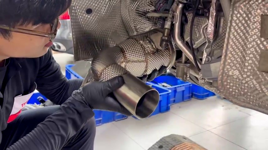 Downpipe Mach 5 zero cell dành cho dòng xe Porsche 911 được thiết kế phù hợp lắp đặt zin nguyên bản theo xe, không cần độ chế cắt xẻ.