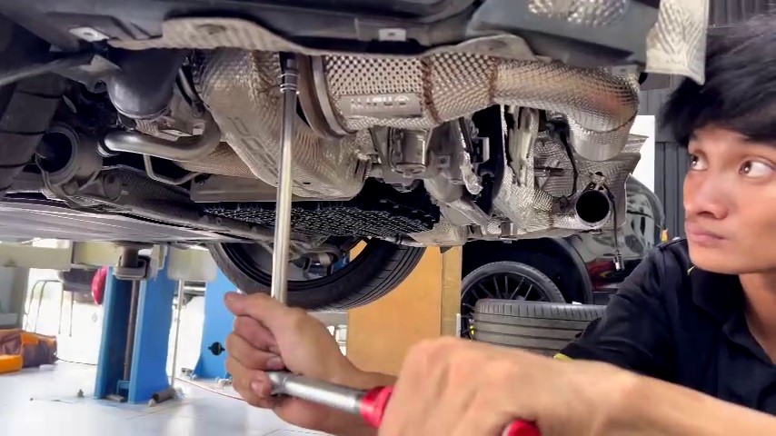 Downpipe Mach 5 zero cell dành cho dòng xe Porsche 911 được thiết kế phù hợp lắp đặt zin nguyên bản theo xe, không cần độ chế cắt xẻ.