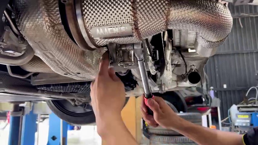 Downpipe Mach 5 zero cell dành cho dòng xe Porsche 911 được thiết kế phù hợp lắp đặt zin nguyên bản theo xe, không cần độ chế cắt xẻ.