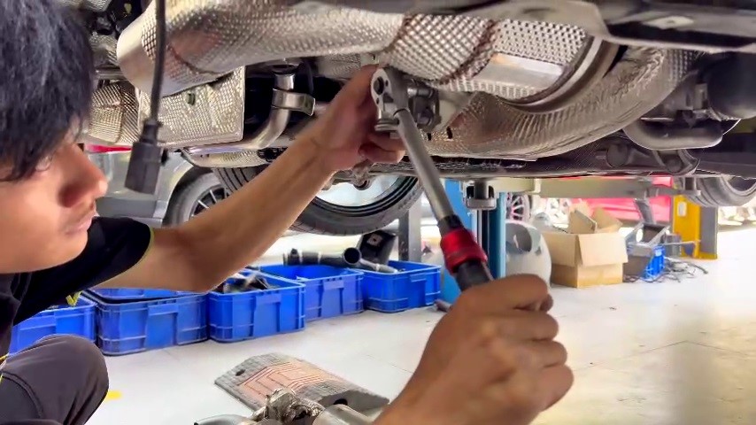 Downpipe Mach 5 zero cell dành cho dòng xe Porsche 911 được thiết kế phù hợp lắp đặt zin nguyên bản theo xe, không cần độ chế cắt xẻ.