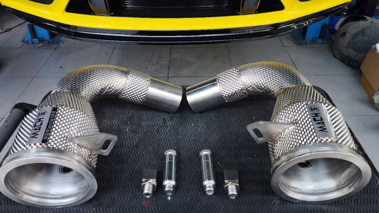 Downpipe Mach 5 zero cell dành cho dòng xe Porsche 911 được thiết kế phù hợp lắp đặt zin nguyên bản theo xe, không cần độ chế cắt xẻ.