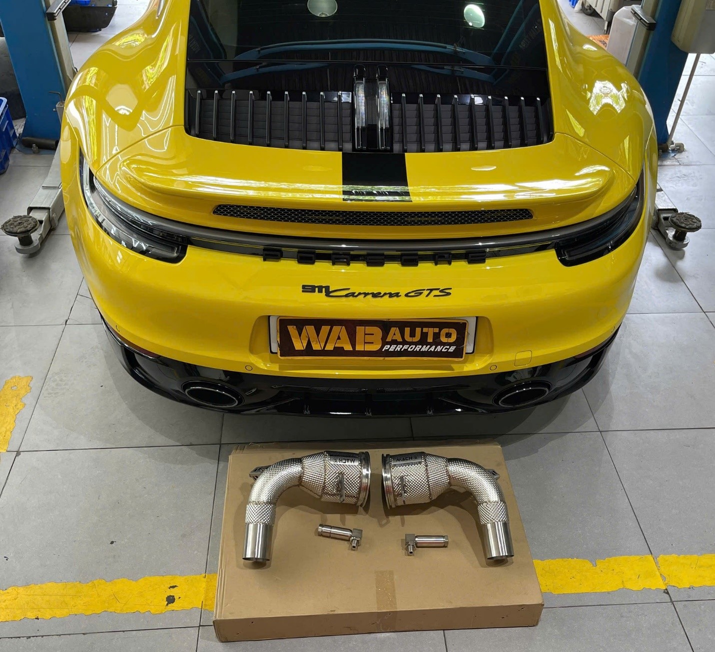 Downpipe Mach 5 zero cell dành cho dòng xe Porsche 911 được thiết kế phù hợp lắp đặt zin nguyên bản theo xe, không cần độ chế cắt xẻ.
