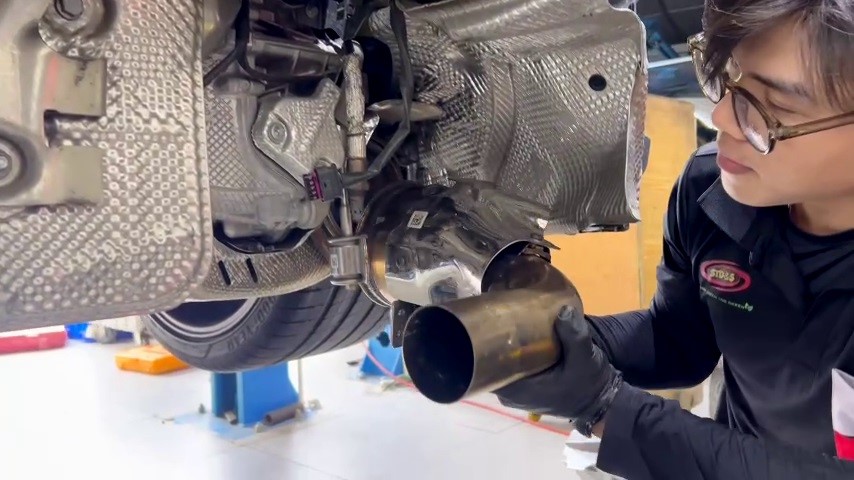 Downpipe Mach 5 zero cell dành cho dòng xe Porsche 911 được thiết kế phù hợp lắp đặt zin nguyên bản theo xe, không cần độ chế cắt xẻ.