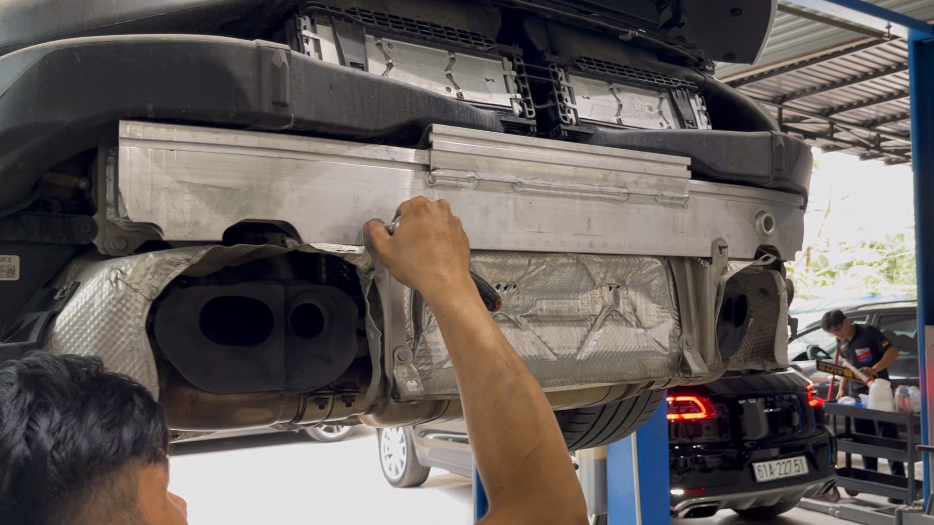 Pô thể thao Akrapovic dành cho dòng xe Porsche 911 được thiết kế phù hợp lắp đặt zin nguyên bản theo xe, không cần độ chế cắt xẻ