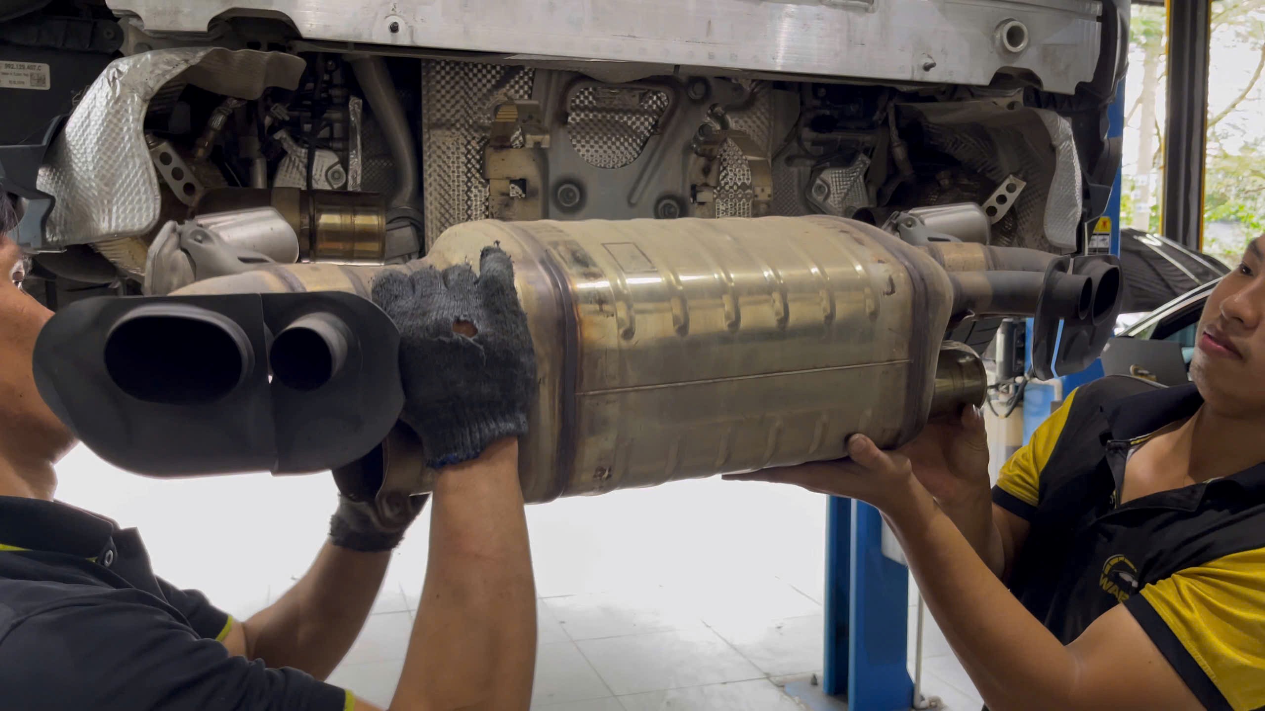 Pô thể thao Akrapovic dành cho dòng xe Porsche 911 được thiết kế phù hợp lắp đặt zin nguyên bản theo xe, không cần độ chế cắt xẻ