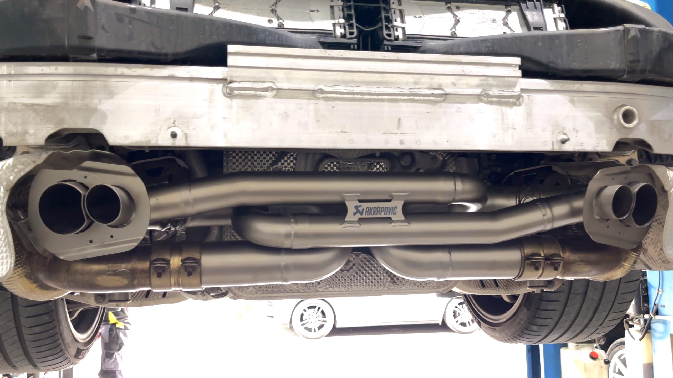 Pô thể thao Akrapovic dành cho dòng xe Porsche 911 được thiết kế phù hợp lắp đặt zin nguyên bản theo xe, không cần độ chế cắt xẻ