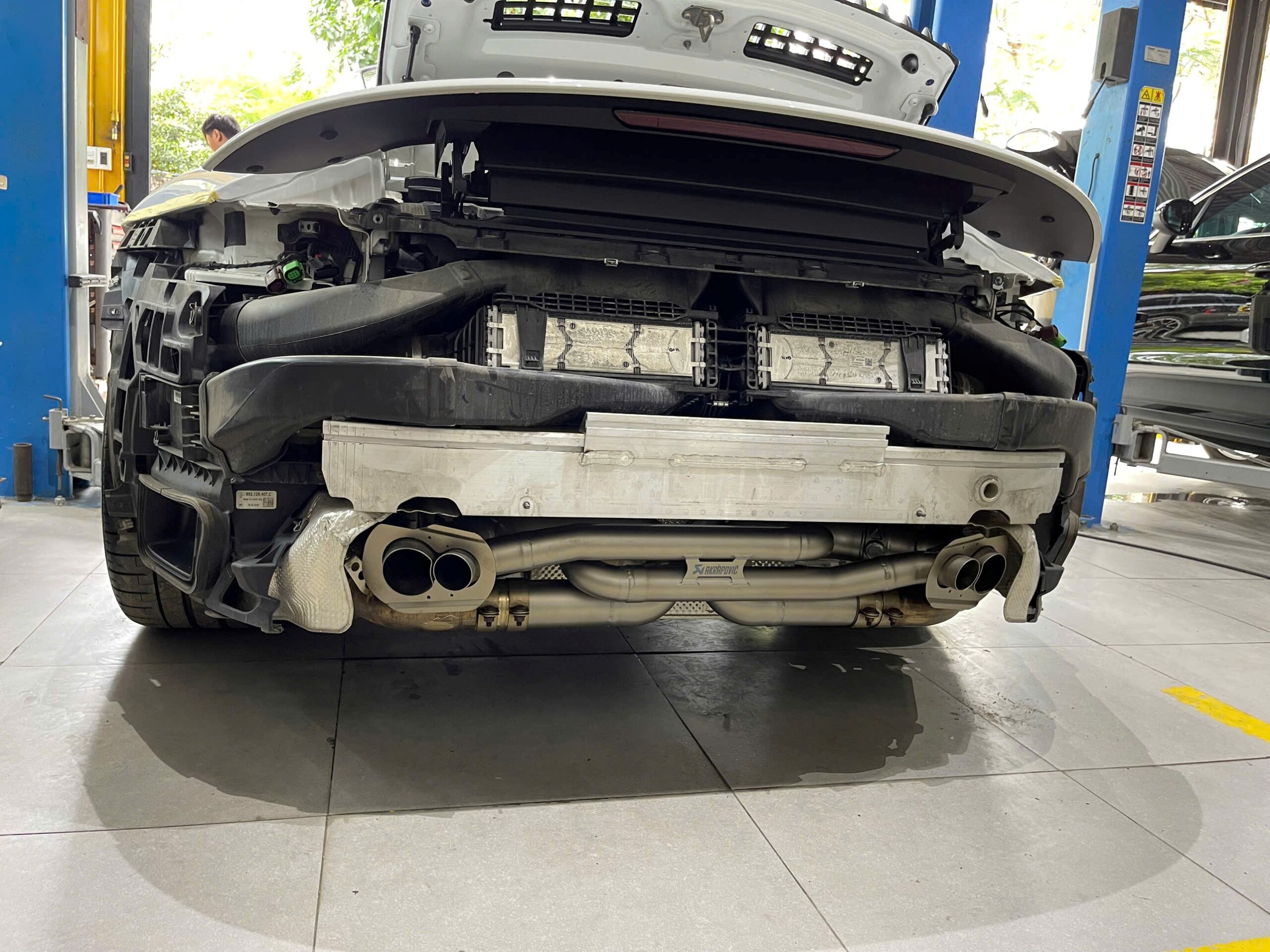 Pô thể thao Akrapovic dành cho dòng xe Porsche 911 được thiết kế phù hợp lắp đặt zin nguyên bản theo xe, không cần độ chế cắt xẻ