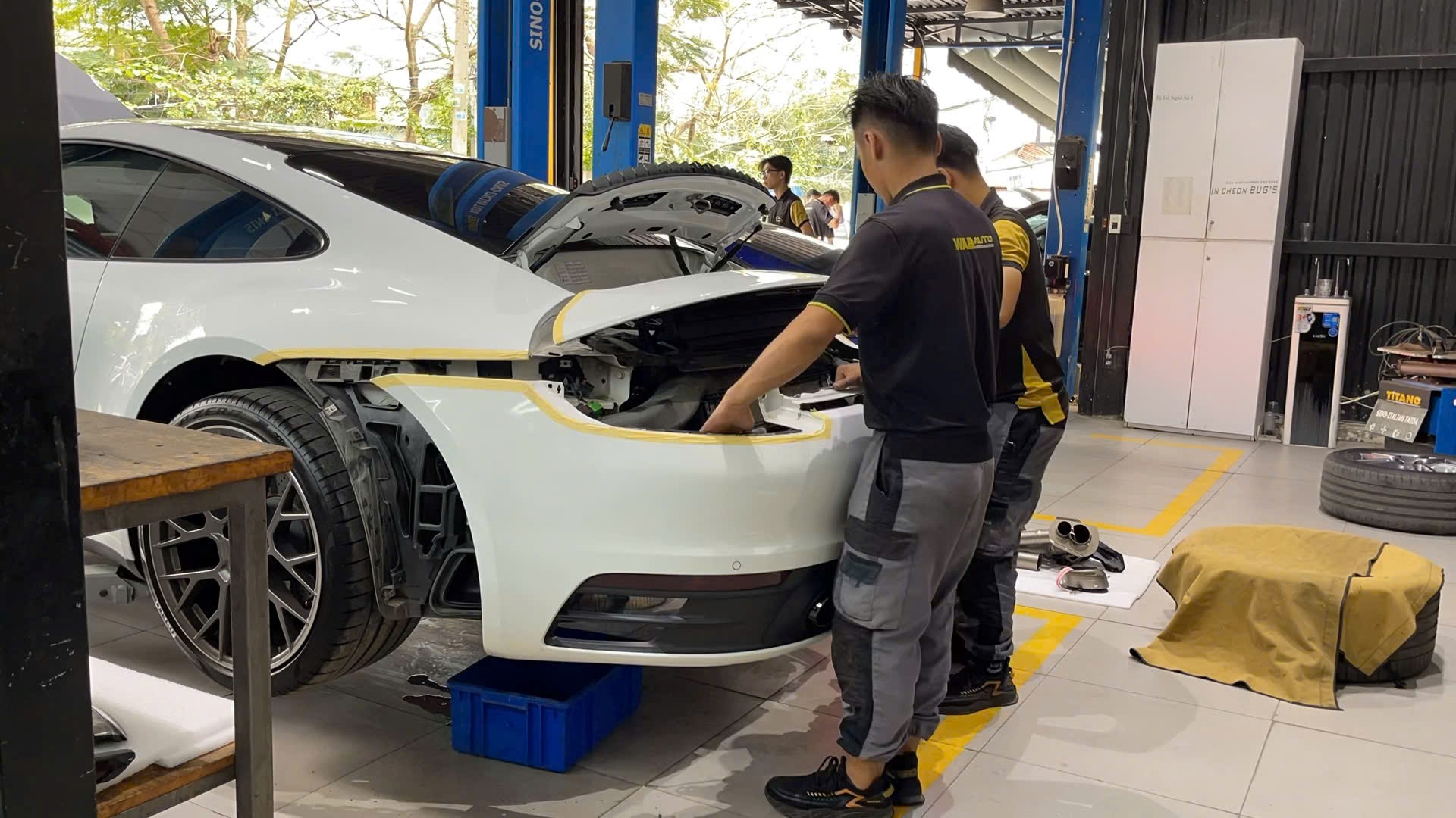 Pô thể thao Akrapovic dành cho dòng xe Porsche 911 được thiết kế phù hợp lắp đặt zin nguyên bản theo xe, không cần độ chế cắt xẻ
