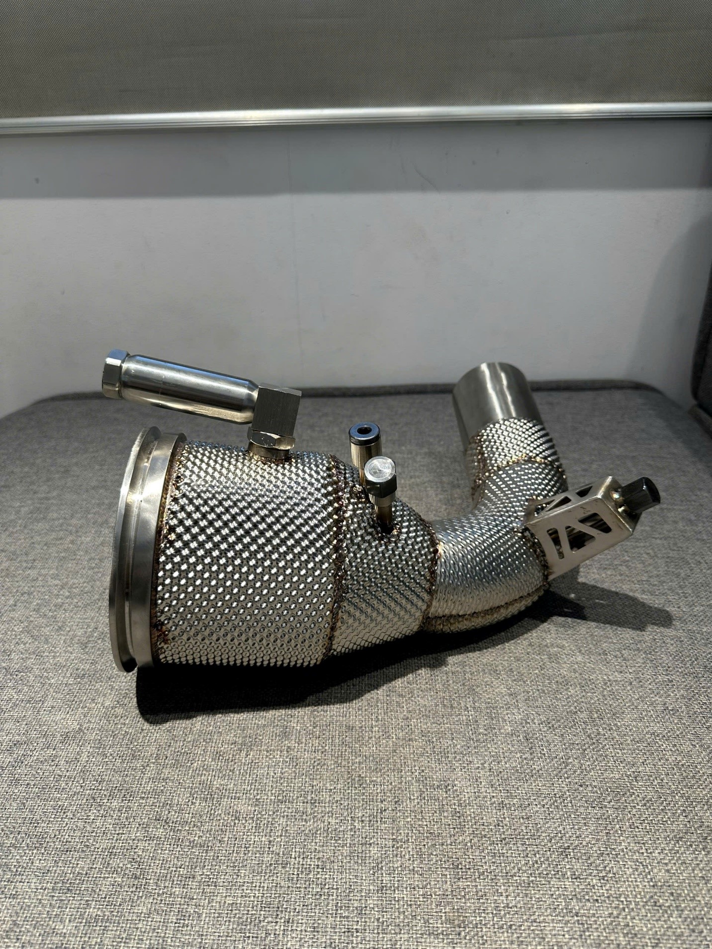 Đây là dòng sản phẩm downpipe Mach 5 Zero Cell, dòng downpipe không có bộ chuyển đổi xúc tác (bầu catalyst), vì thế cần phẩn sử dùng thêm bộ kit giả lập tín hiệu cảm biến oxy.