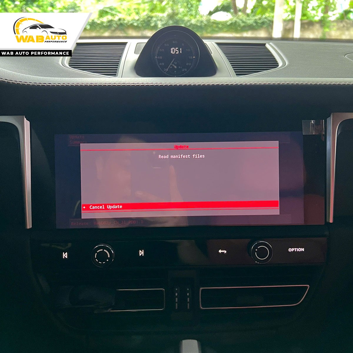 Porsche Macan 2024 nâng cấp màn hình Apple carplay full screen và kết nối không dây