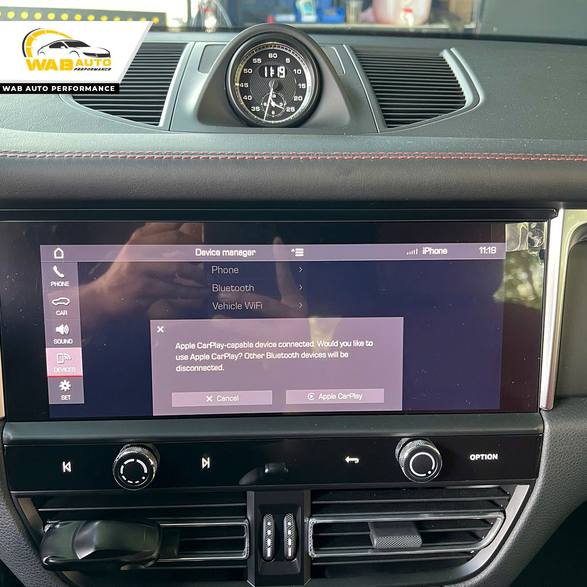 Porsche Macan 2024 nâng cấp màn hình Apple carplay full screen và kết nối không dây