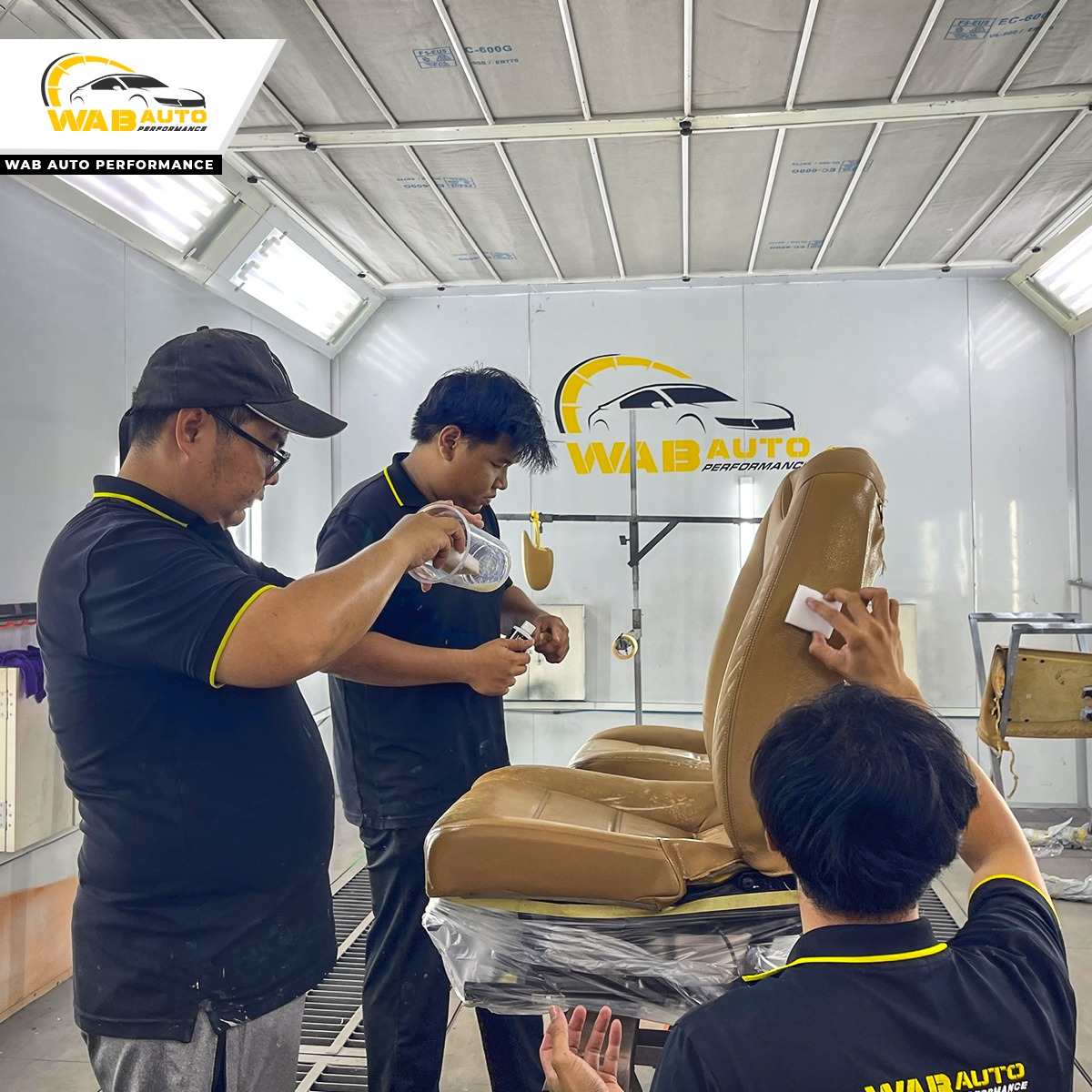 ky-thuat-vien-thuc-hien-phu-lot-tao-ket-dinh-truoc-khi-son-noi-that-o-to-wab-auto-performance