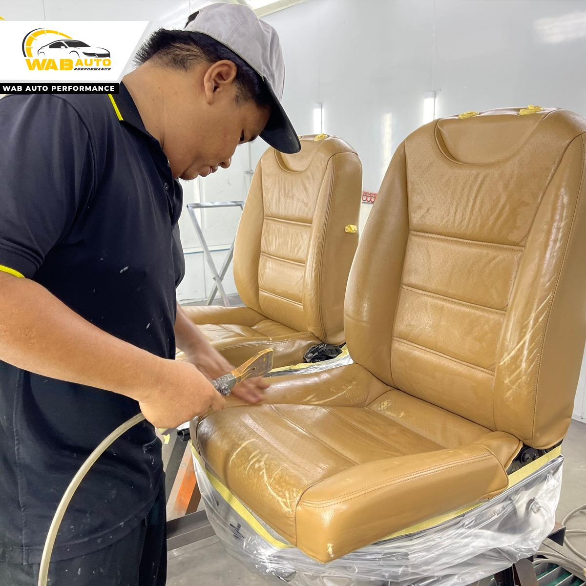 thi-cong-ve-sinh-xu-ly-be-mat-da-ghe-noi-that-o-to-wab-auto-performance