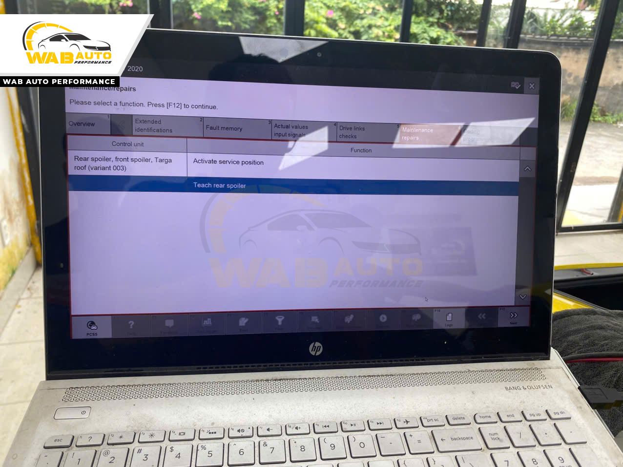 Sử dụng máy chẩn đoán chuyên dụng dành cho dòng xe Porsche để coding khai báo nâng cấp option