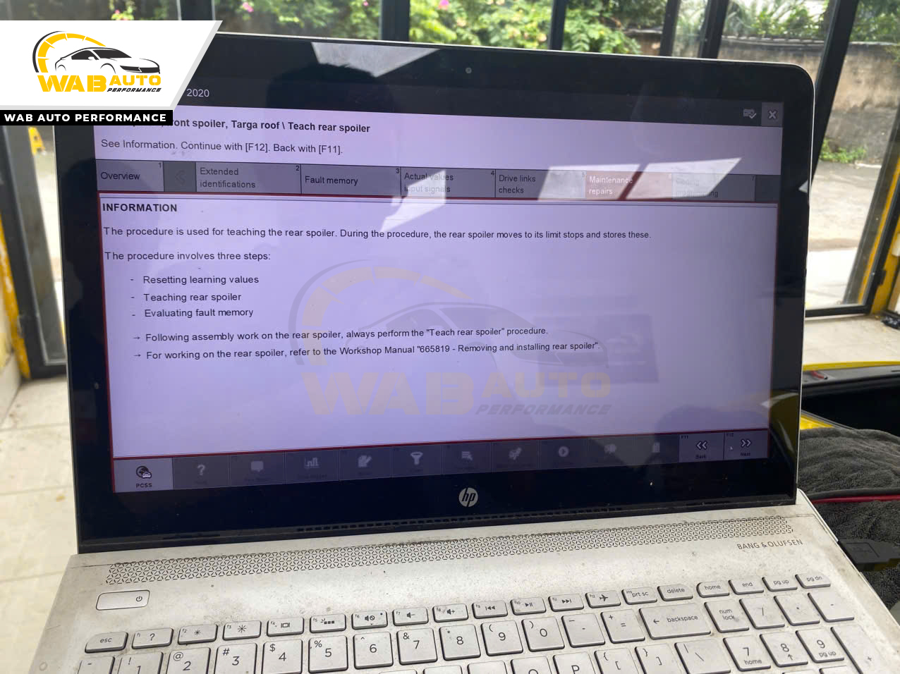 Sử dụng máy chẩn đoán chuyên dụng dành cho dòng xe Porsche để coding khai báo nâng cấp option