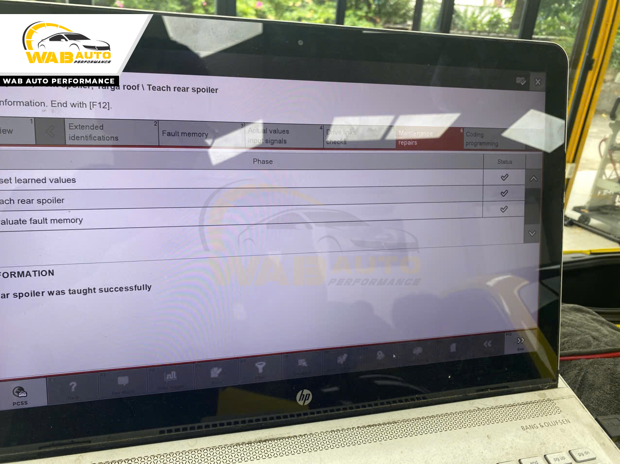 Sử dụng máy chẩn đoán chuyên dụng dành cho dòng xe Porsche để coding khai báo nâng cấp option