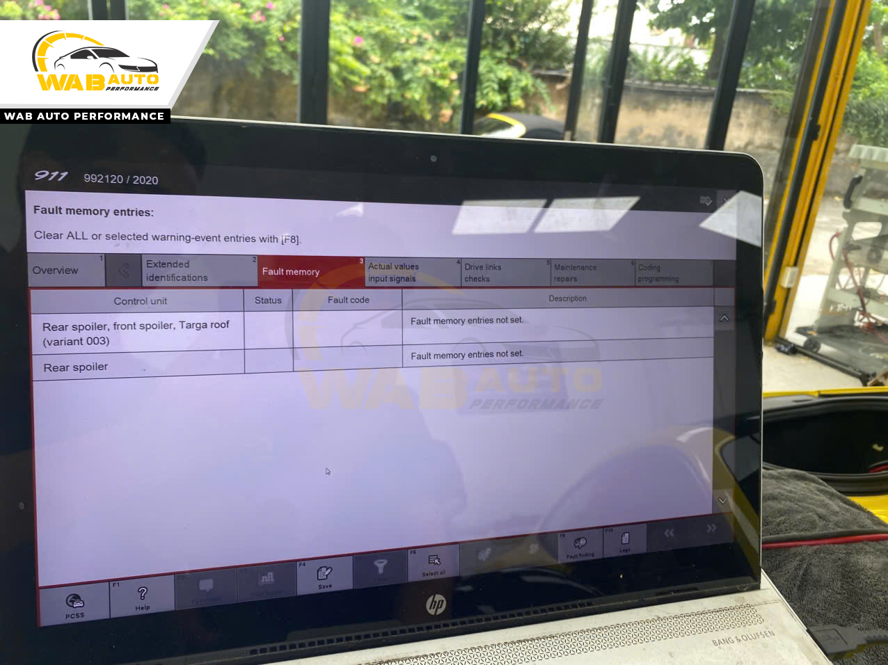 Sử dụng máy chẩn đoán chuyên dụng dành cho dòng xe Porsche để coding khai báo nâng cấp option