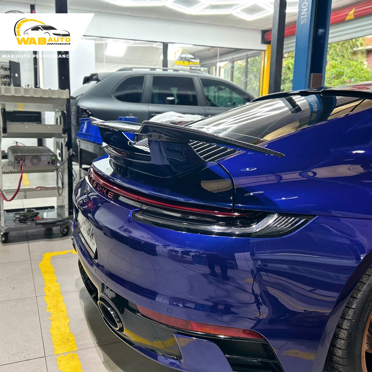 Sản phẩm đuôi gió Porsche 911 phiên bản Aerokit, được thiết kế phù hợp lắp đặt zin nguyên bản theo xe, không cần độ chế cắt xẻ