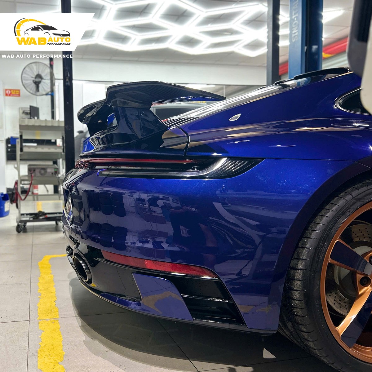 Sản phẩm đuôi gió Porsche 911 phiên bản Aerokit, được thiết kế phù hợp lắp đặt zin nguyên bản theo xe, không cần độ chế cắt xẻ