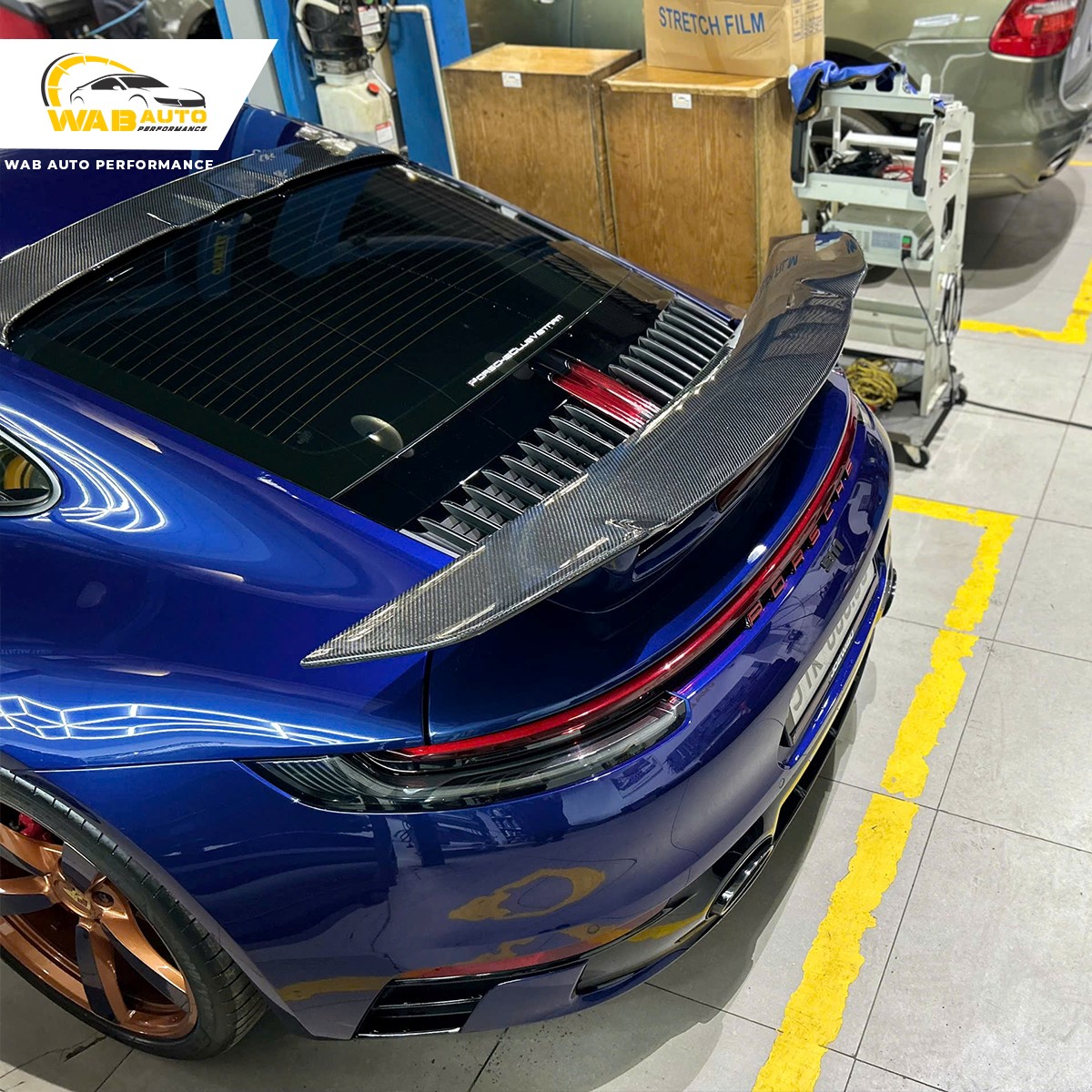 Sản phẩm đuôi gió Porsche 911 phiên bản Aerokit, được thiết kế phù hợp lắp đặt zin nguyên bản theo xe, không cần độ chế cắt xẻ