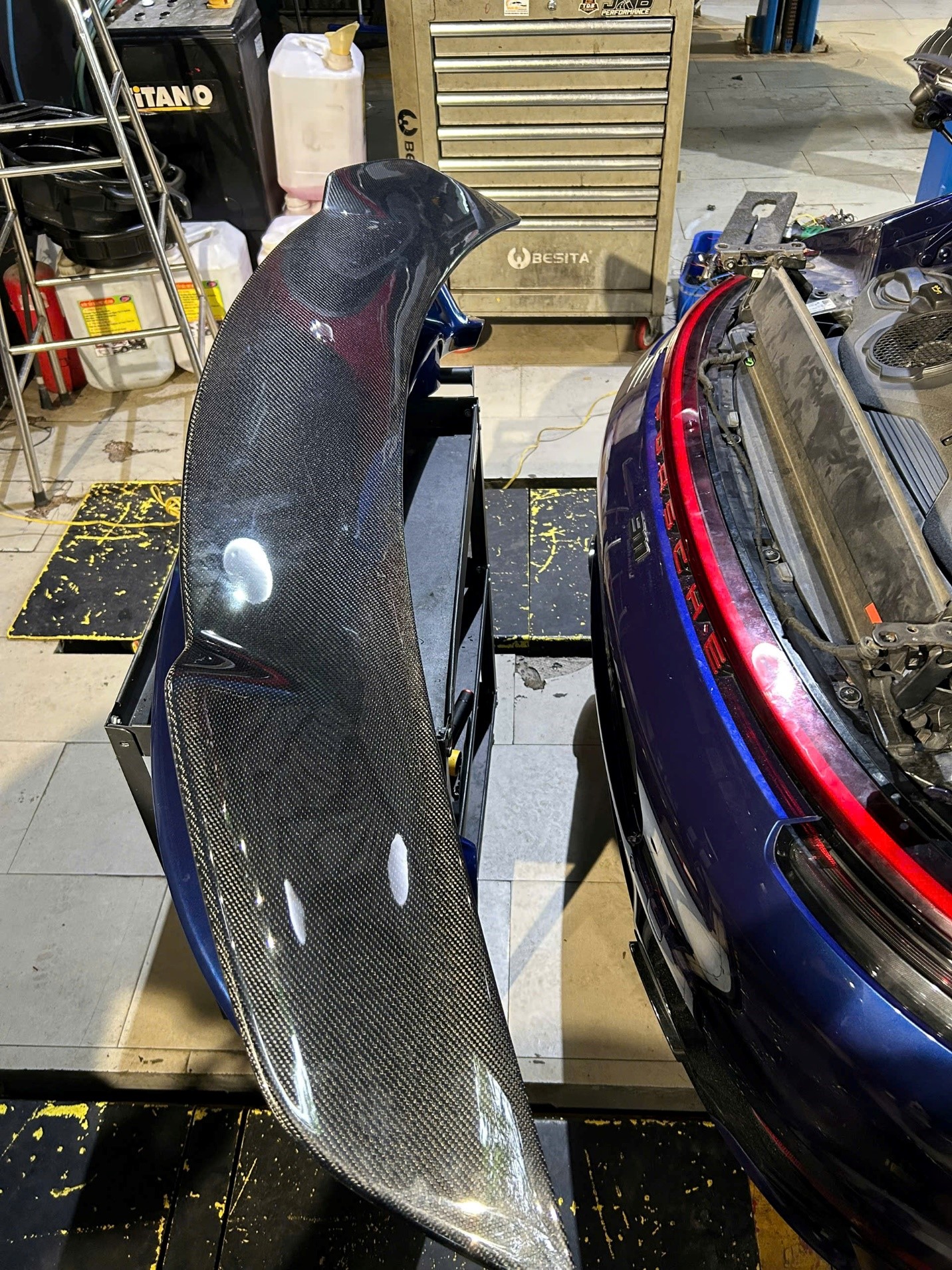 Quy Trình Lắp Đặt Đuôi Gió Porsche 911 Phiên Bản Aerokit