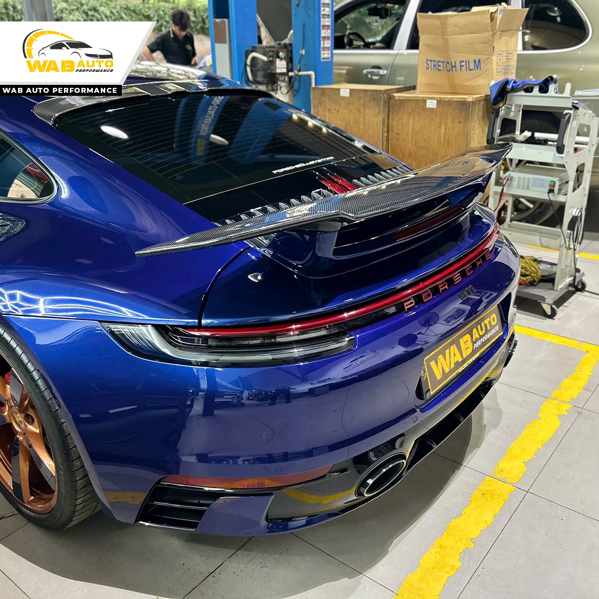 Sản phẩm đuôi gió Porsche 911 phiên bản Aerokit, được thiết kế phù hợp lắp đặt zin nguyên bản theo xe, không cần độ chế cắt xẻ
