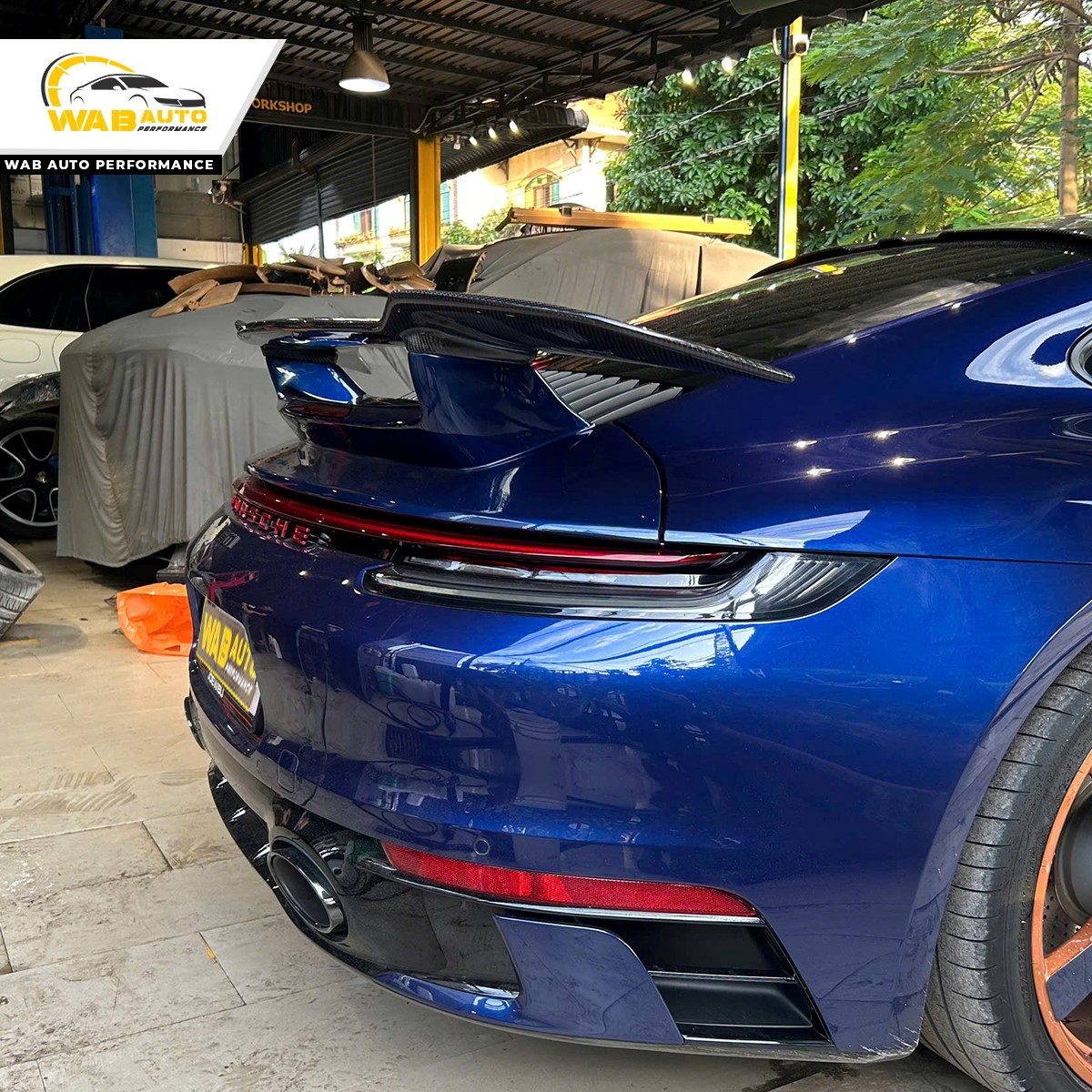 Sản phẩm đuôi gió Porsche 911 phiên bản Aerokit, được thiết kế phù hợp lắp đặt zin nguyên bản theo xe, không cần độ chế cắt xẻ