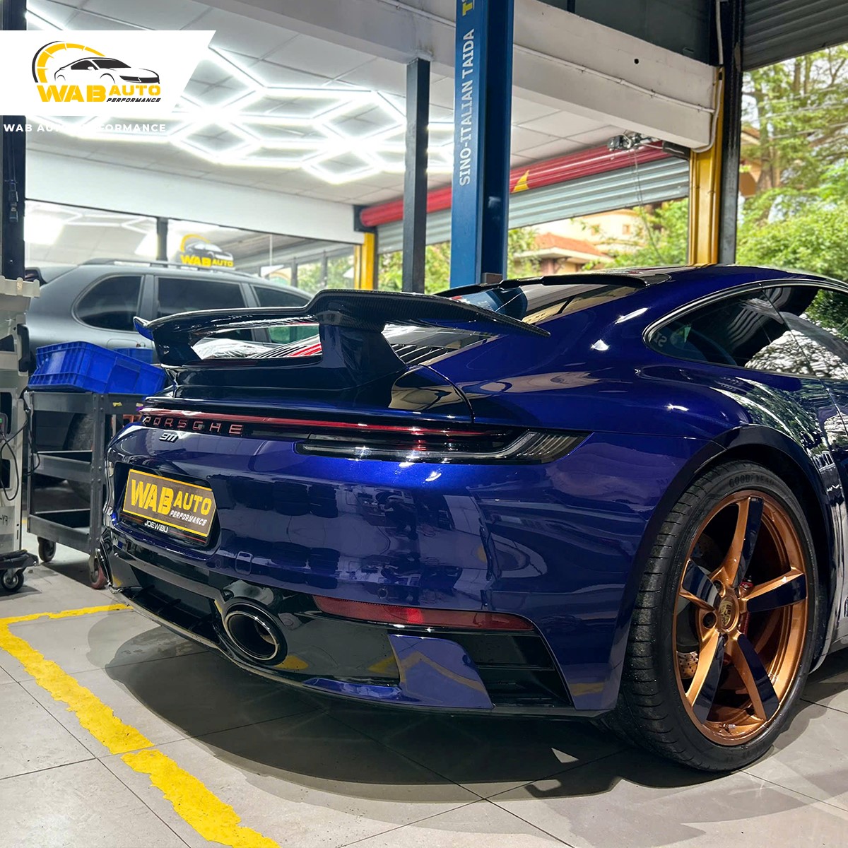 Sản phẩm đuôi gió Porsche 911 phiên bản Aerokit, được thiết kế phù hợp lắp đặt zin nguyên bản theo xe, không cần độ chế cắt xẻ